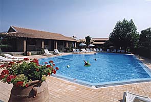 VIEW OF THE POOL AND THE COMPLEX 